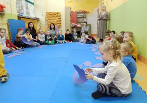 Dzieci czekają na kolorowe piórka